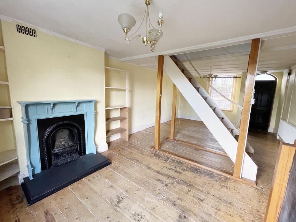 Lot: 8 - HOUSE FOR REFURBISHMENT CLOSE TO CENTRE OF ROCHESTER -